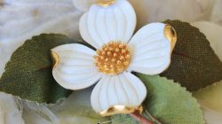 【NEW】Trifari – White Flowers
